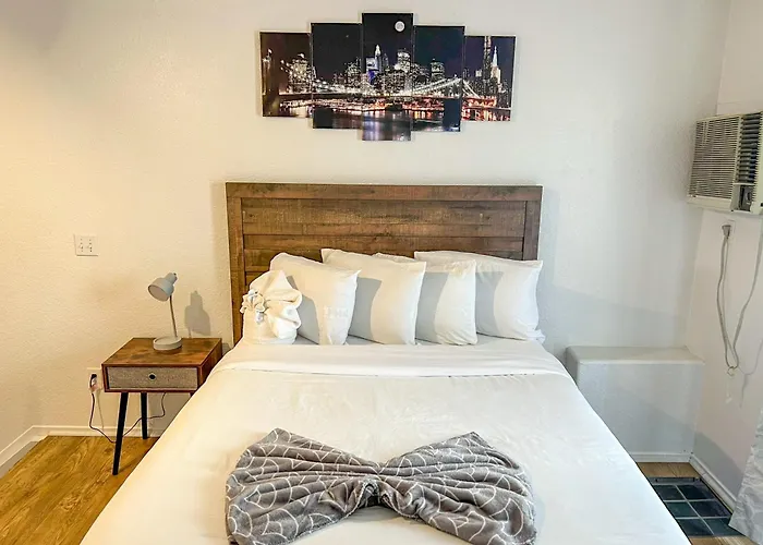 Stylish Loft Apartments Near Downtown With Free Parking
