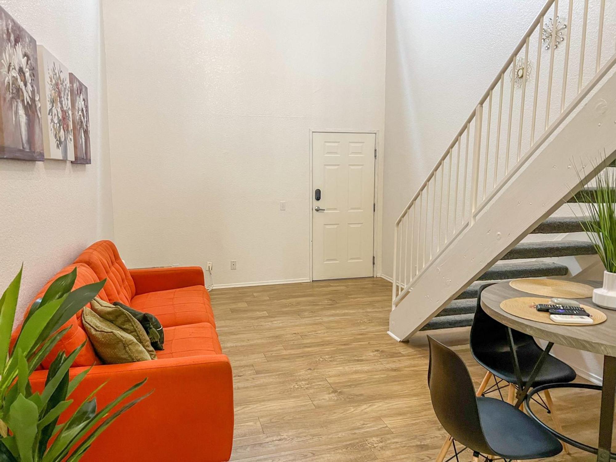 Stylish Loft Near Downtown With Free Parking Apartment