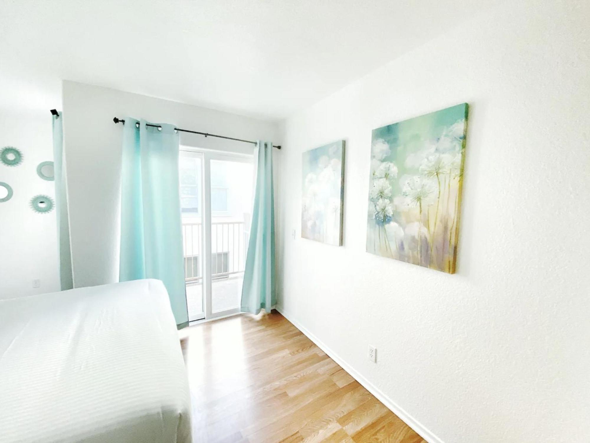 Stylish Loft Near Downtown With Free Parking *