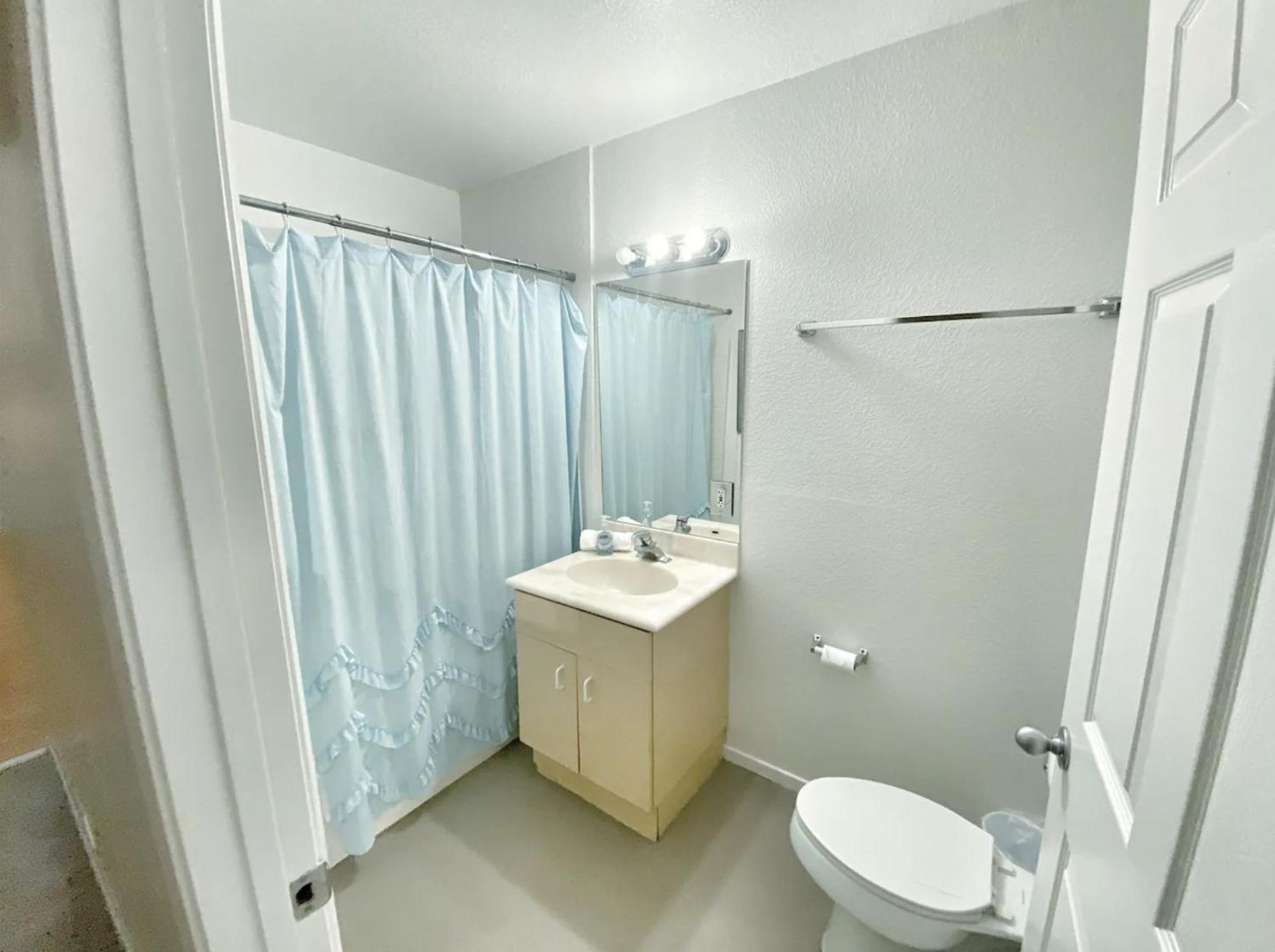 Stylish Loft Near Downtown With Free Parking Apartment