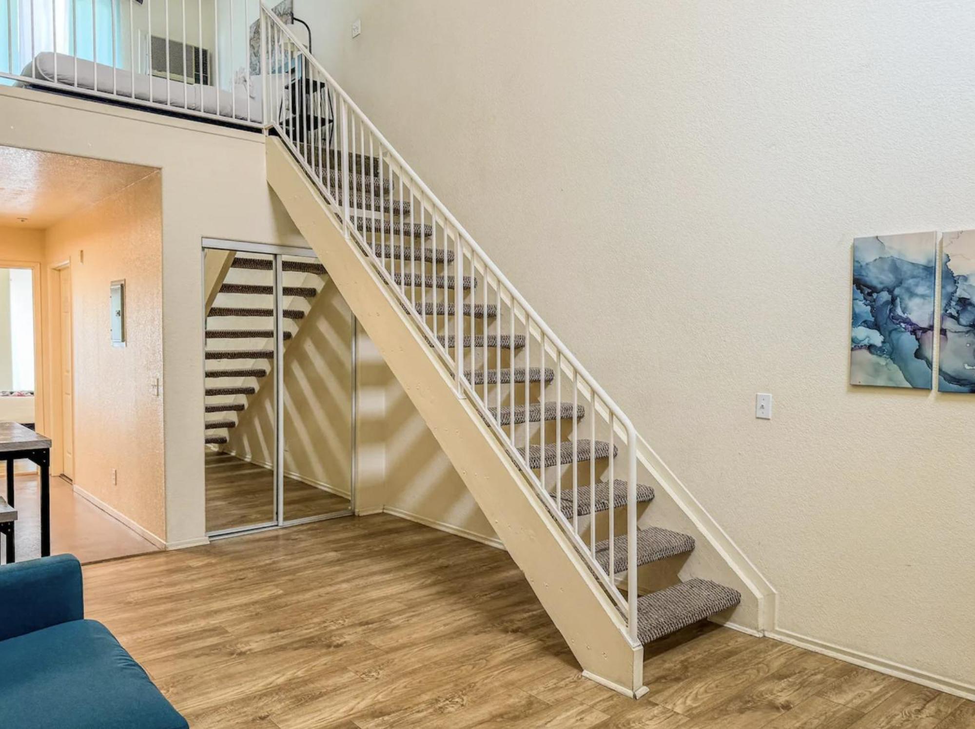 Stylish Loft Near Downtown With Free Parking *