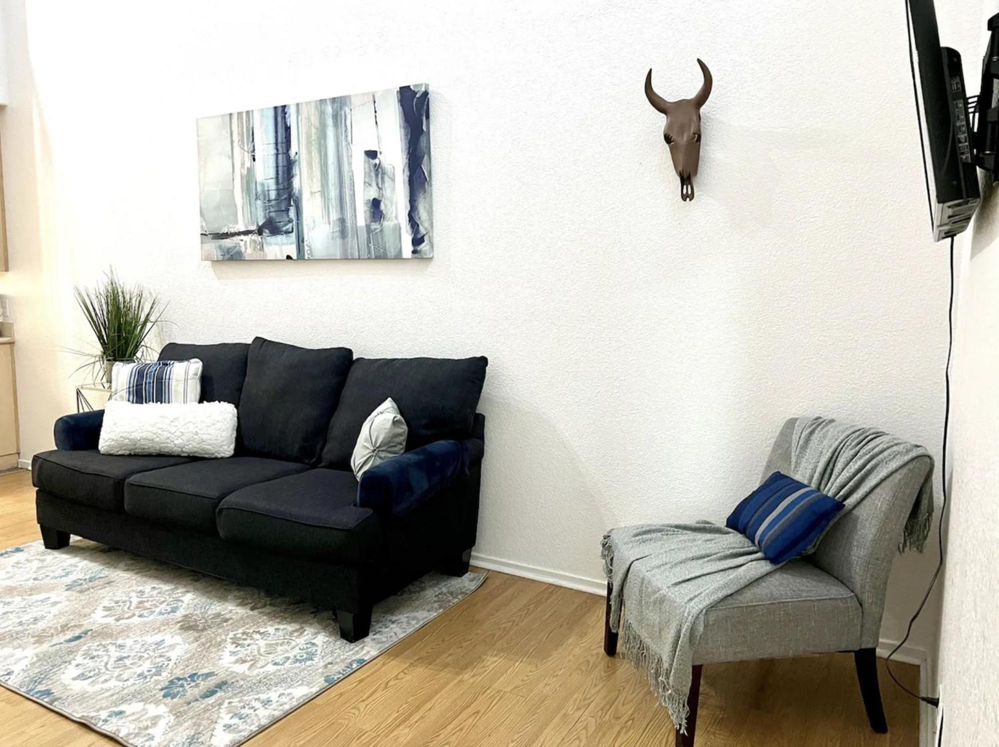 Stylish Loft Near Downtown With Free Parking