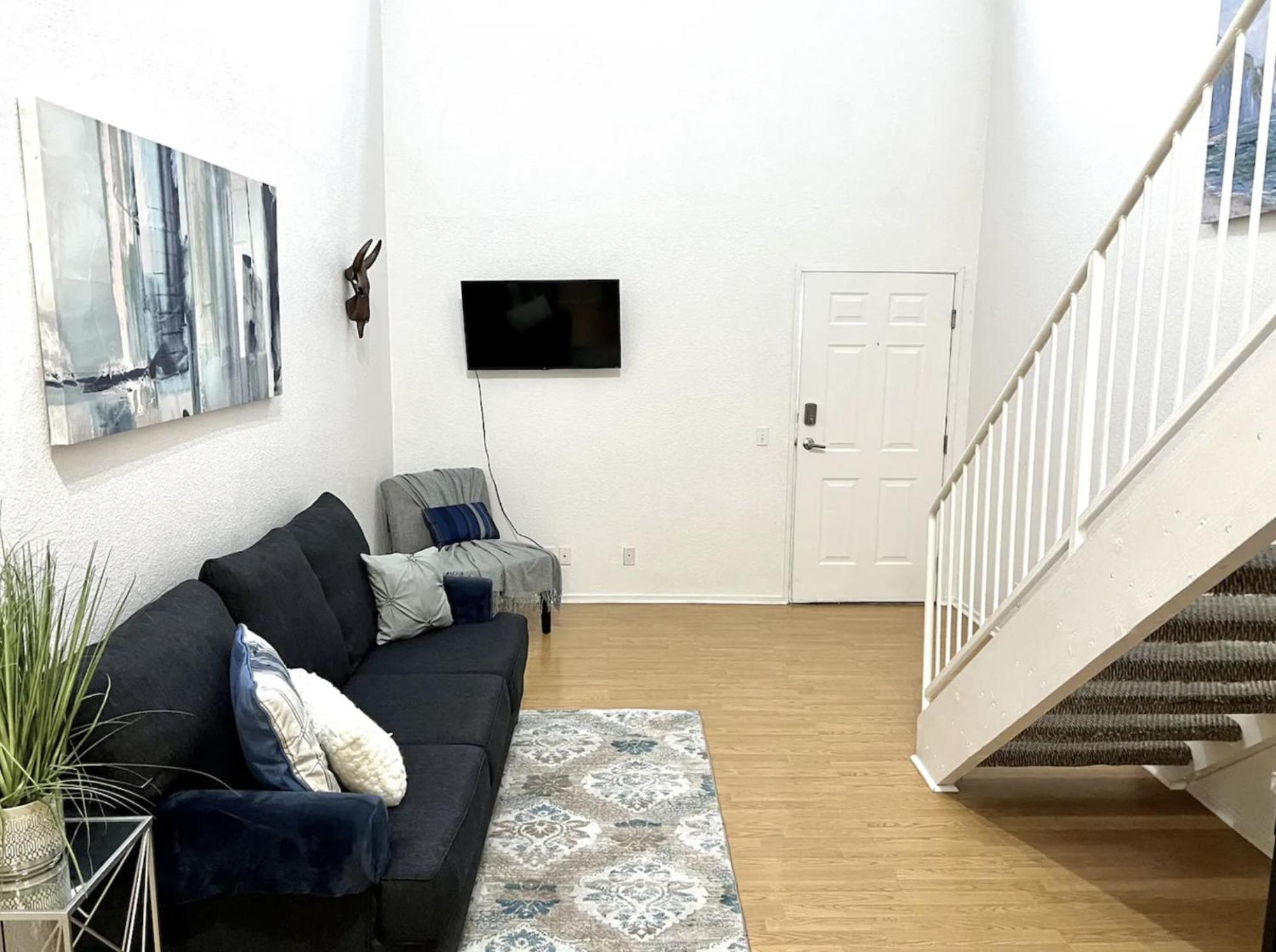 Stylish Loft Near Downtown With Free Parking