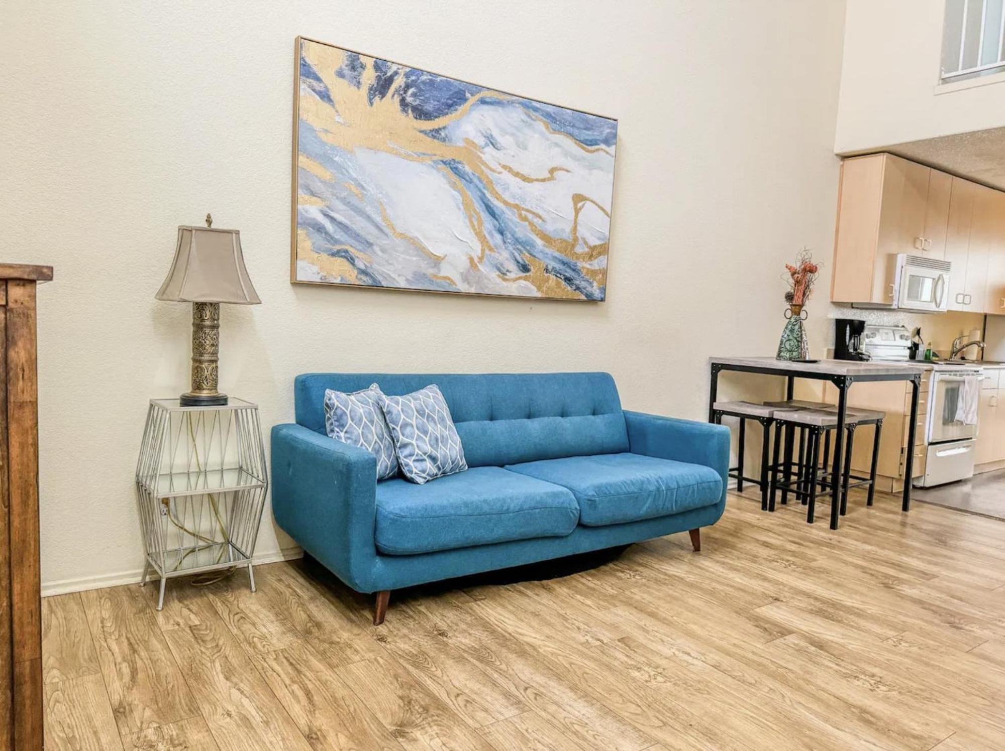 Stylish Loft Near Downtown With Free Parking Apartment