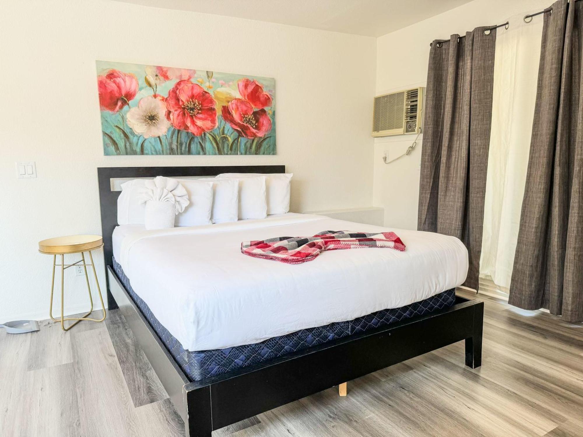 Stylish Loft Near Downtown With Free Parking *