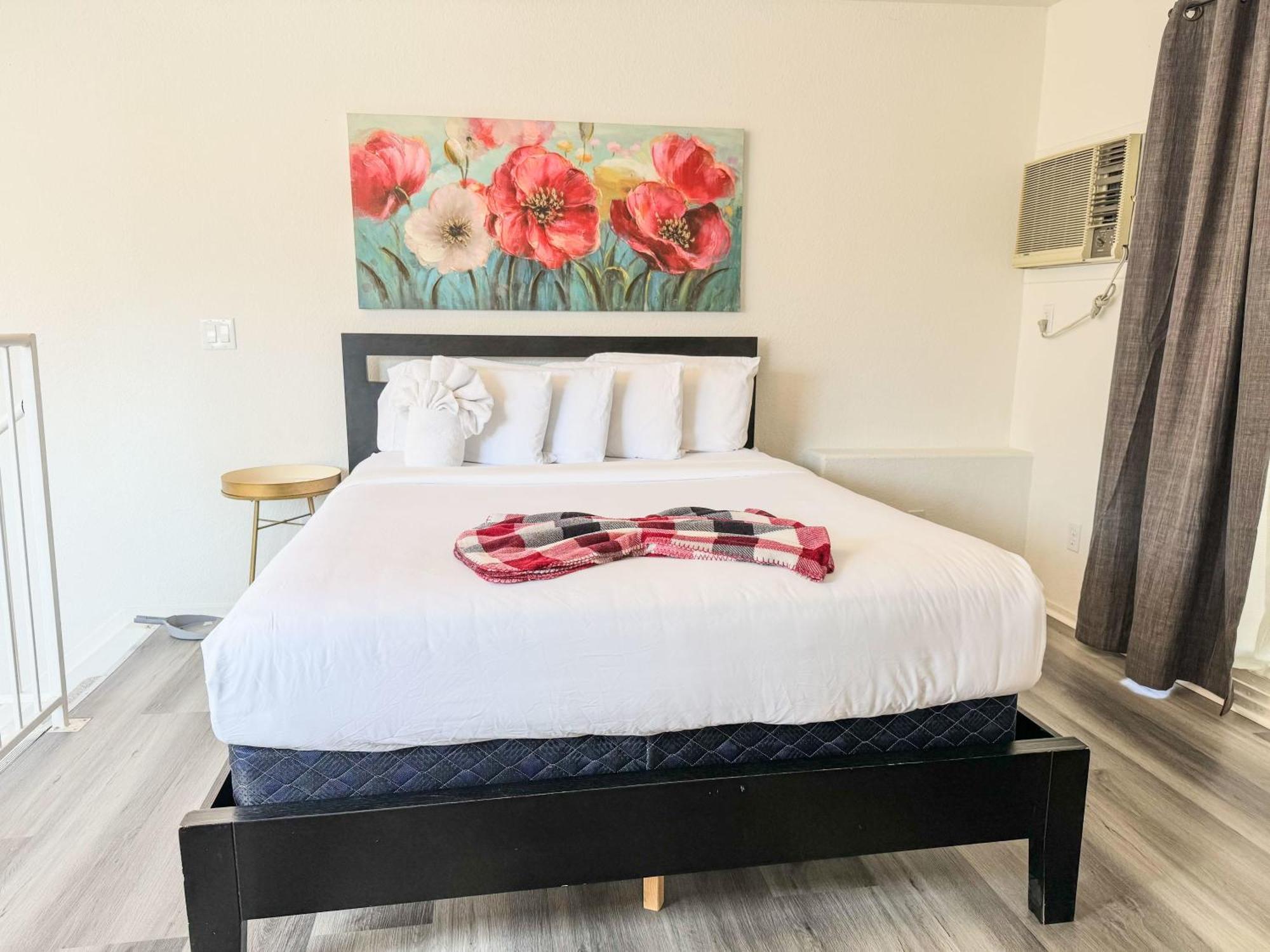 Stylish Loft Near Downtown With Free Parking San Diego
